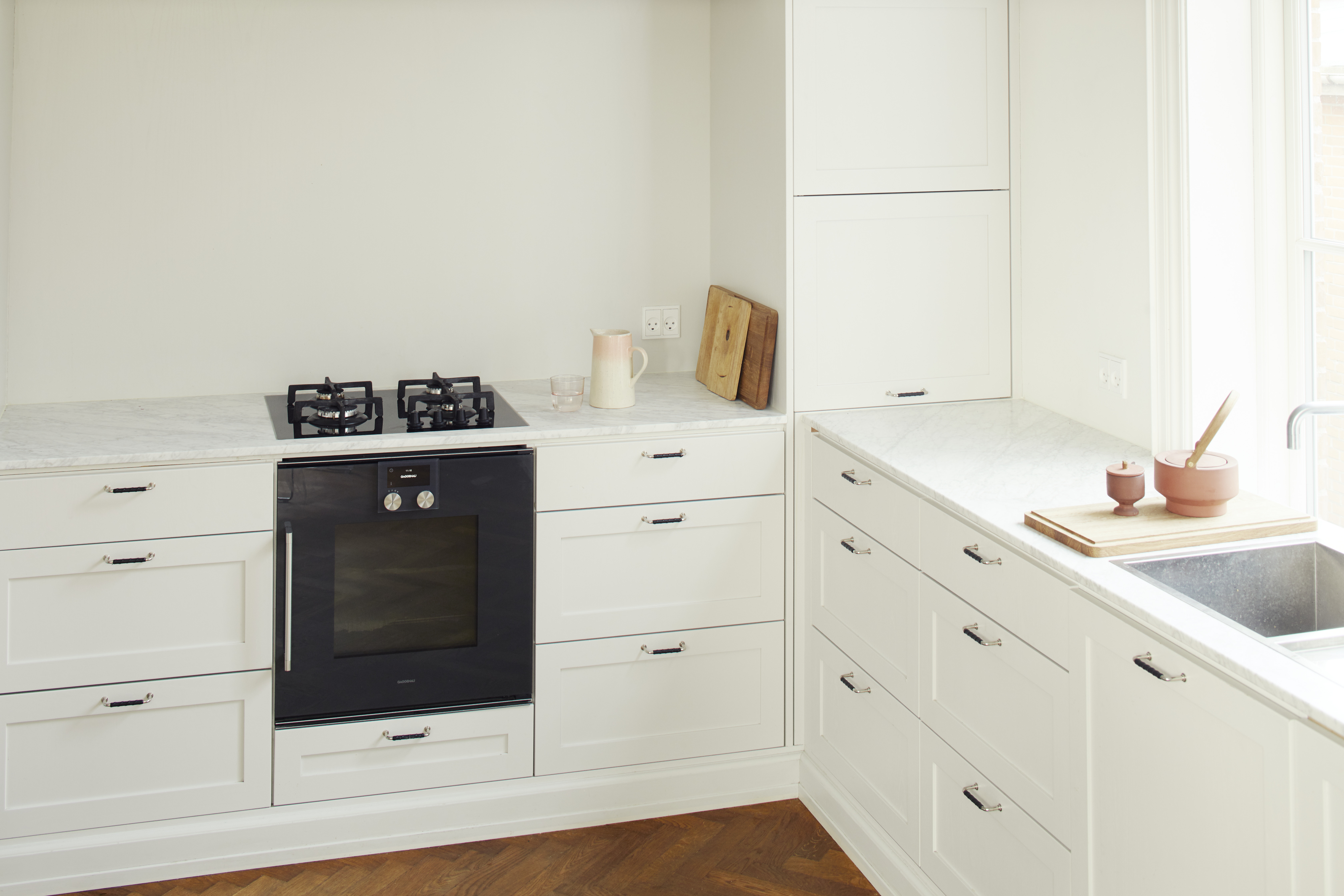 hvidt køkken med hvid marmor køkkenbordplade