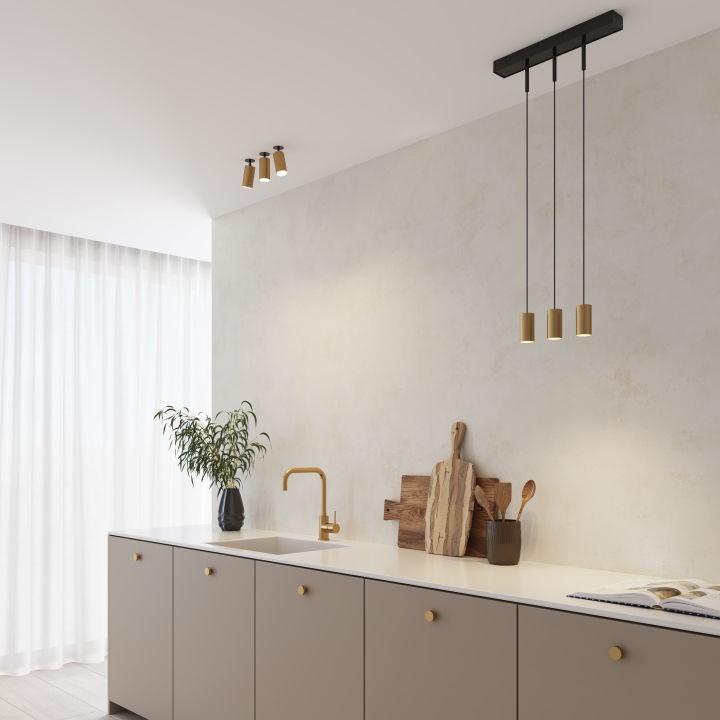 Messing lamper som spots og pendler.